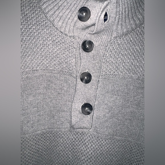 Like new Men's Izod gray button neck sweater medium - Picture 4 of 9